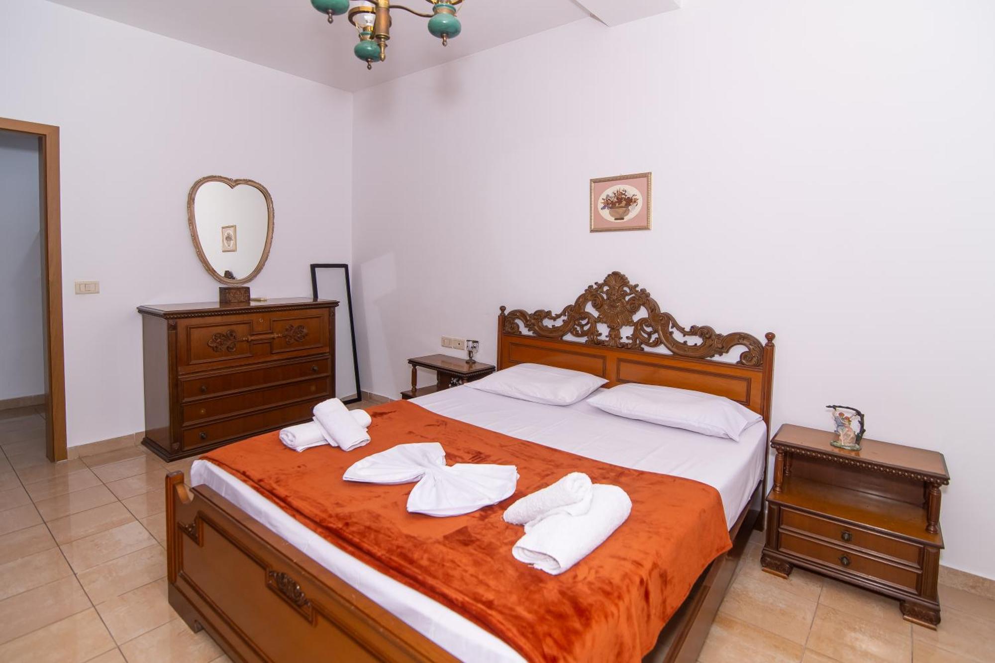 Vintage Blloku Apartment ติรานา ภายนอก รูปภาพ